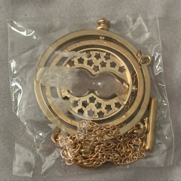 Time turner necklace brand new w/o tag - Picture 2 of 3